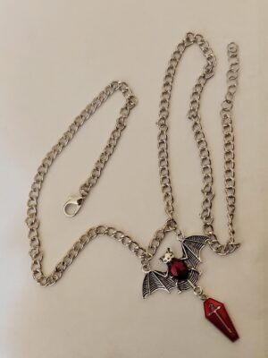 Crimson Bat Relic – Srebrni gothic lanac sa šišmišem i crvenim kovčegom