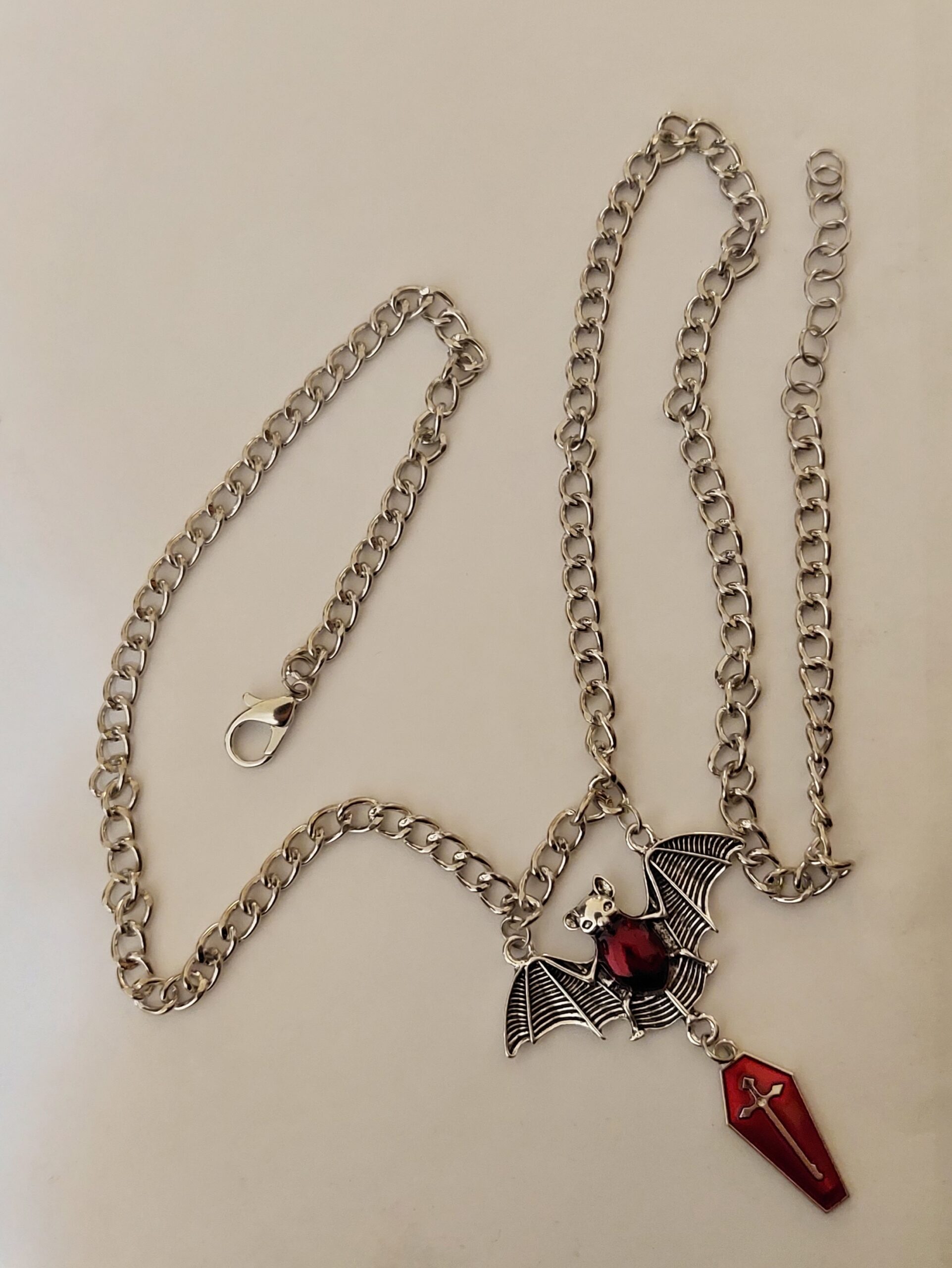 Crimson Bat Relic – Srebrni gothic lanac sa šišmišem i crvenim kovčegom
