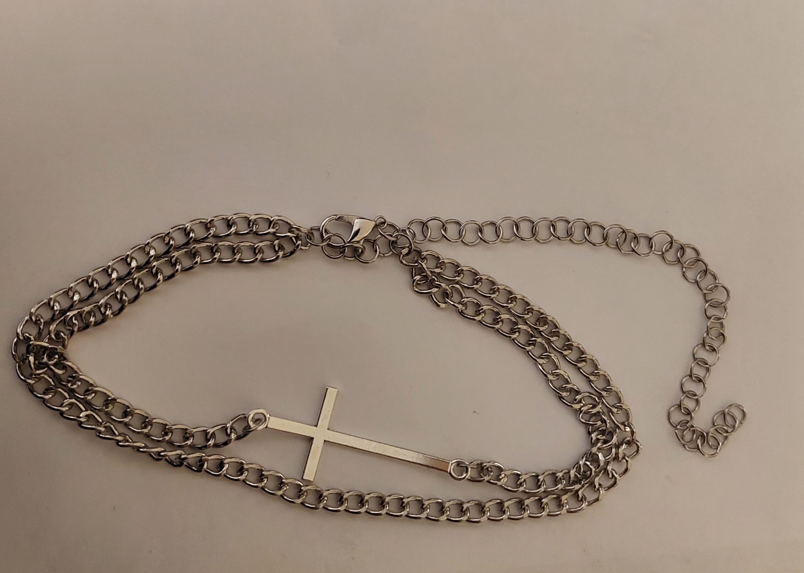 Crucifix Elegance Choker – Srebrni choker sa horizontalnim krstom