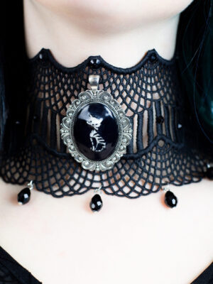 Widow's Cat Choker